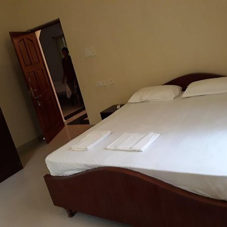 Agnelo's Holiday Homes Candolim Esterno foto